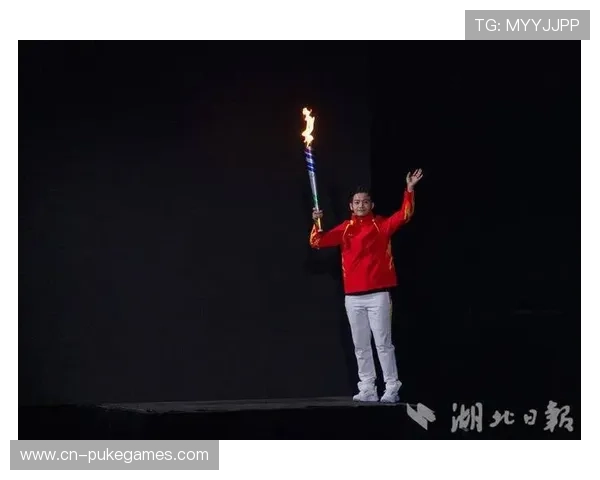 开幕式火炬传递应用机器人与无人车，凸显湾区产业优势